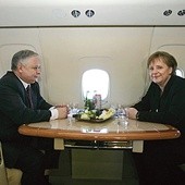 Kanclerz Angela Merkel i prezydent Lech Kaczyński, mimo napięć, próbowali znaleźć porozumienie. Na zdjęciu w samolocie w drodze na Hel w marcu 2007 r.
