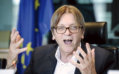 Guy Verhofstadt krytykuje polski rząd, zapominając, że kiedy był premierem Belgii, w jego kraju przez 1,5 roku nie zdołano utworzyć rządu, a jedna ze stołecznych dzielnic stała się wylęgarnią terrorystów atakujących dziś europejskie miasta