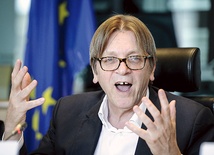 Guy Verhofstadt krytykuje polski rząd, zapominając, że kiedy był premierem Belgii, w jego kraju przez 1,5 roku nie zdołano utworzyć rządu, a jedna ze stołecznych dzielnic stała się wylęgarnią terrorystów atakujących dziś europejskie miasta