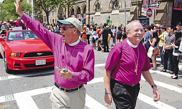 Anglikańscy biskupi Tom Shaw (z lewej) i Gene Robinson (z prawej) z Kościoła Episkopalnego USA podczas tzw. parady równości. Sakra biskupia tego drugiego duchownego, żyjącego ze swoim partnerem, oraz liturgiczne błogosławieństwa dla par homoseksualnych doprowadziły do największego kryzysu we Wspólnocie Anglikańskiej