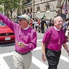 Anglikańscy biskupi Tom Shaw (z lewej) i Gene Robinson (z prawej) z Kościoła Episkopalnego USA podczas tzw. parady równości. Sakra biskupia tego drugiego duchownego, żyjącego ze swoim partnerem, oraz liturgiczne błogosławieństwa dla par homoseksualnych doprowadziły do największego kryzysu we Wspólnocie Anglikańskiej