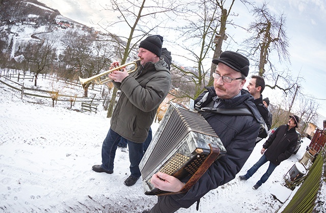 Kolędnicy ze Żmiącej lubią swoją robotę 