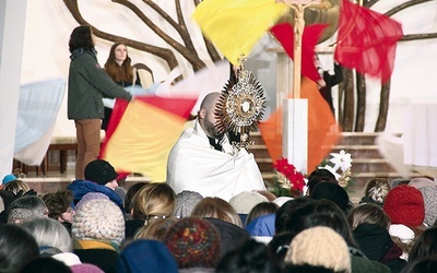 Ćwiczenia duchowe zakończyła adoracja Najświętszego Sakramentu, podczas której ks. Olszewski przeszedł z monstrancją między ławkami bazyliki Miłosierdzia Bożego, błogosławiąc modlących się