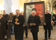  Relikwie niósł do ołtarza Tomasz Świtka, przewodniczący NSZZ "Solidarność" Rolników Indywidualnych Ziemi Radomskiej, a krzyż - Marian Byzdra, były hutnik