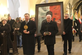  Relikwie niósł do ołtarza Tomasz Świtka, przewodniczący NSZZ "Solidarność" Rolników Indywidualnych Ziemi Radomskiej, a krzyż - Marian Byzdra, były hutnik