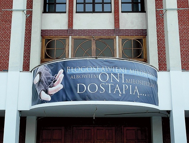  Wejście do sanktuarium Matki Bożej Kochawińskiej w Gliwicach, obok którego znajduje się Centrum „Theotokos”