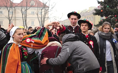  Maturzyści łowickich szkół tańczą poloneza