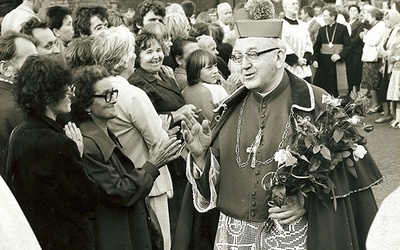 Bp Wilhelm Pluta znał  problemy zwykłych ludzi. Konkretnym wyrazem troski o najuboższych było umieszczenie w kościołach skarbonki z napisem „Mój 1 zł miesięczny  dla najbiedniejszych”.  Takie skarbonki w wielu świątyniach są do dzisiaj