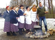 Panie ze Stowarzyszenia „Nasza Wieś Józefów” z Karolem Okrasą