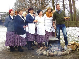 Panie ze Stowarzyszenia „Nasza Wieś Józefów” z Karolem Okrasą