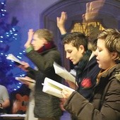 Młodzi uwielbiają Jezusa w kościele Mariackim. Na zdjęciu pierwsza z prawej to Agata, trzeci – Carl