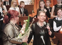  Dr Anna Byrczek (z prawej), Beata Bednarz i młodzi muzycy w czasie koncertu