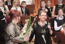  Dr Anna Byrczek (z prawej), Beata Bednarz i młodzi muzycy w czasie koncertu