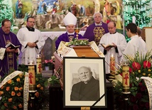 Pogrzebowej liturgii przewodniczył bp Tadeusz Rakoczy