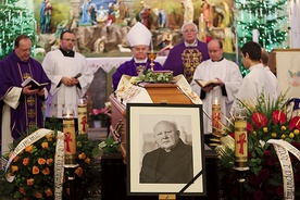  Pogrzebowej liturgii przewodniczył bp Tadeusz Rakoczy
