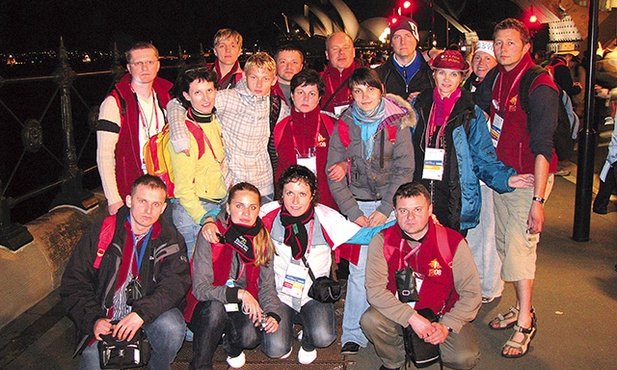  ŚDM w Sydney. Sandomierska grupa. Pierwszy z prawej klęczy ks. Ryszard Sałek