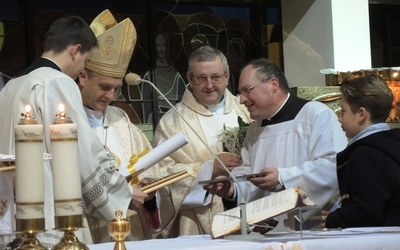 Bierzmowani podarowali bp. Romanowi Pindlowi "Drzewo Miłosierdzia", przygotowane na podstawie Ewangelii św. Mateusza