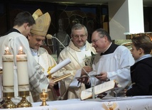 Bierzmowani podarowali bp. Romanowi Pindlowi "Drzewo Miłosierdzia", przygotowane na podstawie Ewangelii św. Mateusza