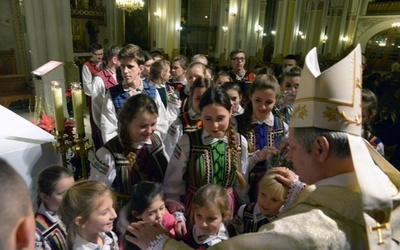 Na jubileuszu bp. Henryka Tomasika zaśpiewał ludowy zespół z Wolanowa