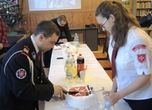Komendant kęckich maltańczyków Mariusz Zawada i Ania Bogacz zaraz poczęstują wszystkich jubileuszowym tortem