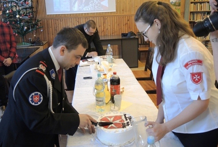 Komendant kęckich maltańczyków Mariusz Zawada i Ania Bogacz zaraz poczęstują wszystkich jubileuszowym tortem