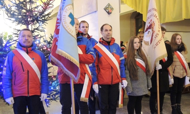 Ze swoimi sztandarmi przyszli m.in. GOPR-owcy i uczniowie szczyrkowskich szkół