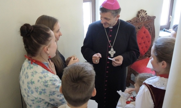 Spotkanie było okazją do życzeń i rozmów z biskupem Romanem Pindlem