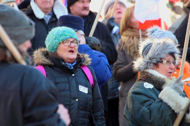 Manifestacja Komitetu Obrony Demokracji w Olsztynie