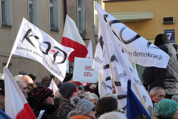 Manifestacja Komitetu Obrony Demokracji w Olsztynie