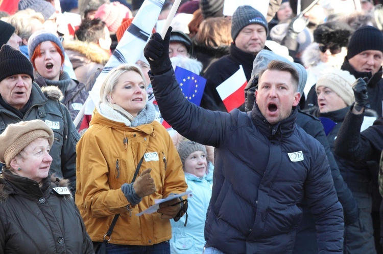 Manifestacja Komitetu Obrony Demokracji w Olsztynie