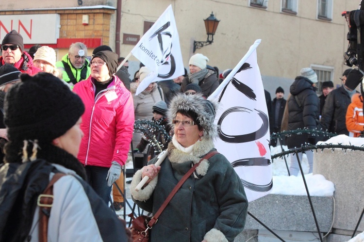 Manifestacja Komitetu Obrony Demokracji w Olsztynie