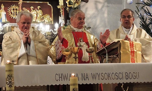 Od lewej: ks. kan. Władysław Urbańczyk, bp Tadeusz Rakoczy i ks. kan. Franciszek Kuliga