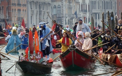 Tysiące ludzi na karnawale w Wenecji