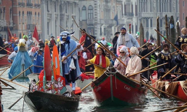 Tysiące ludzi na karnawale w Wenecji