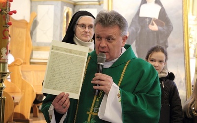 Ks. Władysław Moczarski z kopią aktu chrztu bł. Bolesławy Lament