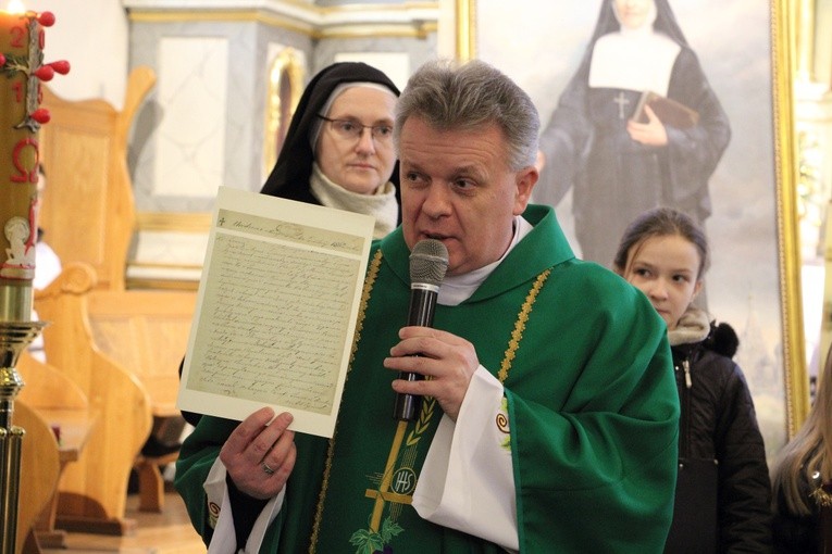Ks. Władysław Moczarski z kopią aktu chrztu bł. Bolesławy Lament