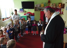  Pytania zadawane przez przedszkolaka zaskoczą nawet biskupa