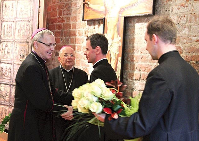 Ks. Mirosław Milewski przyjmuje gratulacje od bp. Piotra Libery  i bp. Romana Marcinkowskiego