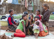 20. 01.2016. Bombaj. Indie. Bezdomne dzieci oglądają film na telefonie komórkowym. Według najnowszych raportów ponad 37 tysięcy dzieci żyje na ulicach tej indyjskiej metropolii. 