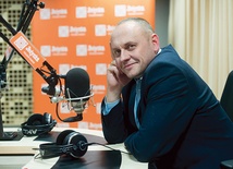 Rafał Porzeziński  – dziennikarz radiowy, pracował m.in. w radiowej Trójce, Radiu Zet czy katolickim Radiu Józef. Twórca programów telewizyjnych w mediach komercyjnych i publicznych, współtwórca Stowarzyszenia „Twoja Sprawa”, współtwórca i wydawca „12 kroków do wolności nie tylko dla chrześcijan”. Założyciel wydawnictwa Raj Media. Obecnie dyrektor Pierwszego Programu Polskiego Radia.