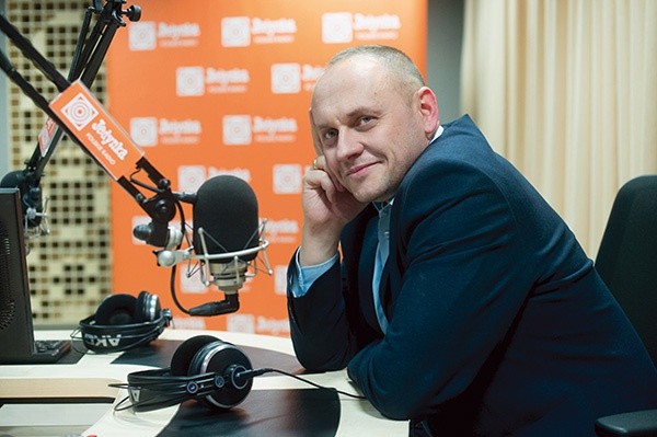 Rafał Porzeziński  – dziennikarz radiowy, pracował m.in. w radiowej Trójce, Radiu Zet czy katolickim Radiu Józef. Twórca programów telewizyjnych w mediach komercyjnych i publicznych, współtwórca Stowarzyszenia „Twoja Sprawa”, współtwórca i wydawca „12 kroków do wolności nie tylko dla chrześcijan”. Założyciel wydawnictwa Raj Media. Obecnie dyrektor Pierwszego Programu Polskiego Radia.