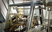Mechanizm zegara na wieży to dzieło warszawskich rzemieślników