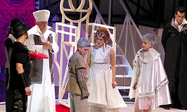  Chłopięcy żart staje się początkiem dramatu – książę w łachmanach zostaje wygnany z pałacu,  a młody nędzarz musi sprostać obowiązkom przyszłego monarchy