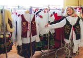  Barbara Biedrzycka prezentuje garderobę „Jagódek”, w której znajdują się folklorystyczne stroje z wielu regionów Polski