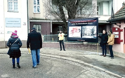  Pikietujący informowali przechodniów o dokonywanych w Uniwersyteckim Centrum Klinicznym aborcjach