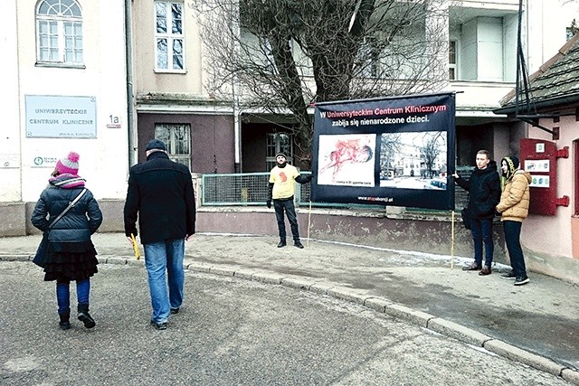  Pikietujący informowali przechodniów o dokonywanych w Uniwersyteckim Centrum Klinicznym aborcjach