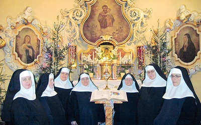  Benedyktynki z Wołowa zgromadzone przy relikwiach św. Jana Pawła II i Biblii Jubileuszowej