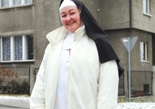 Siostra Danuta Maria przed rodzinnym domem w Mysłowicach