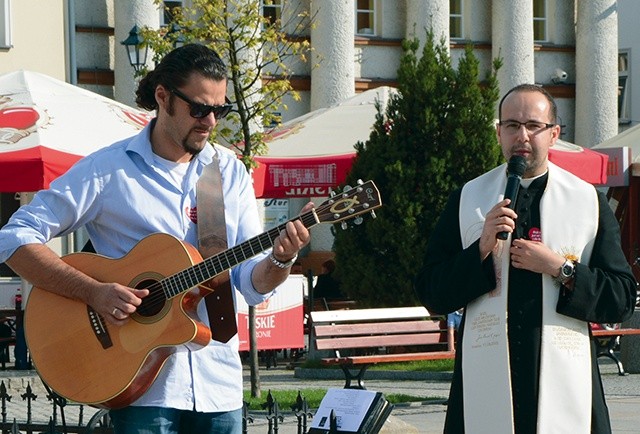  Ks. Łukasz Żaba i Sebastian Jokiel podczas ewangelizacji  na oleskim rynku