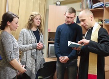  Najpierw jest modlitwa, później rozmowa. Od lewej: Ilona Drab, Anna Matuszewska, Karol Górski i ks. Artur Chruślak